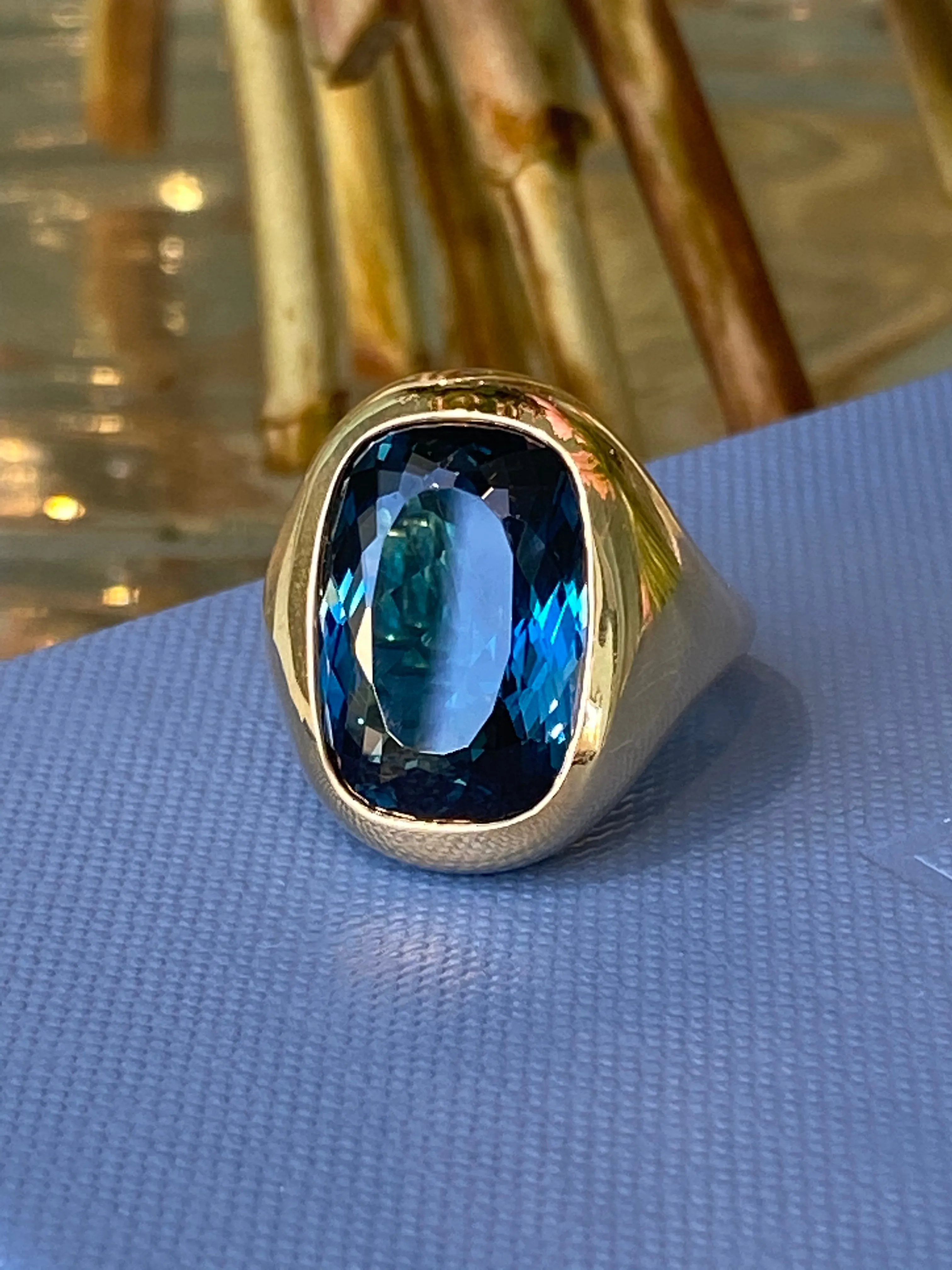 A & Furst - Essential - Cocktail Ring with London Blue Topaz, 18k Yellow Gold