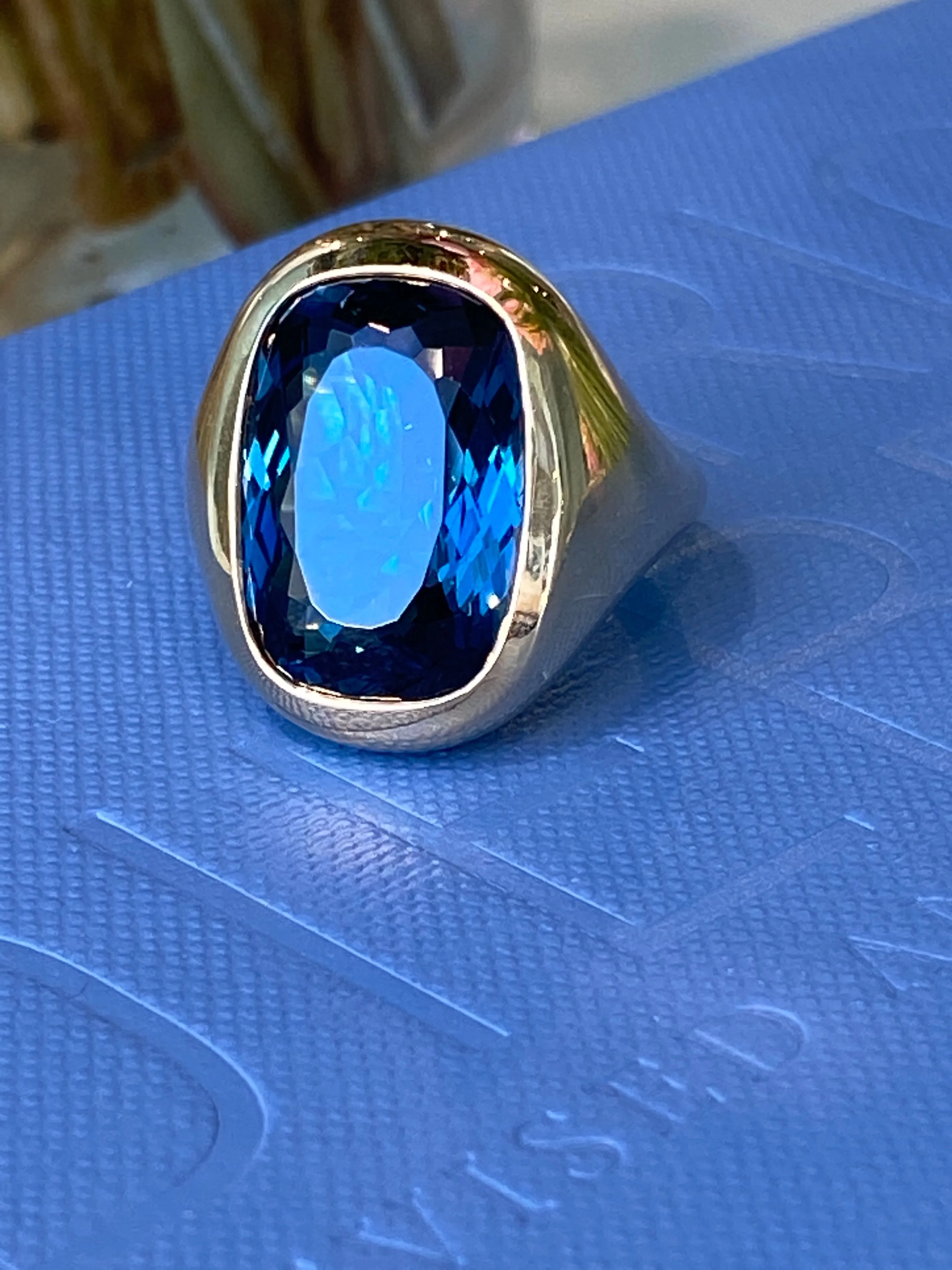 A & Furst - Essential - Cocktail Ring with London Blue Topaz, 18k Yellow Gold