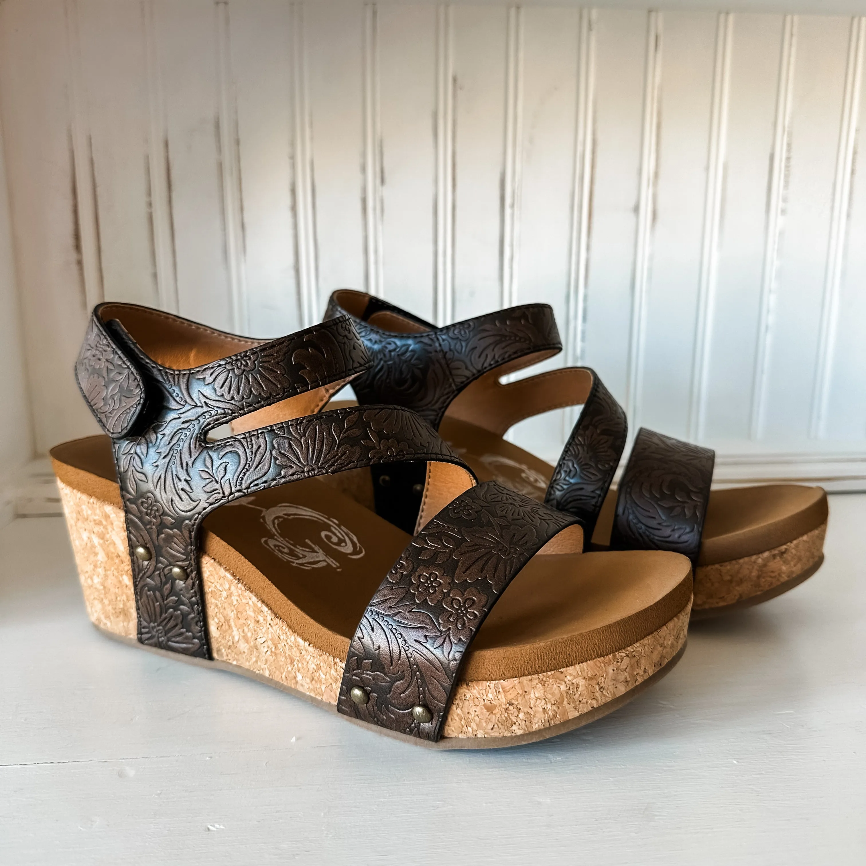 Casper Tooled Wedge Sandal - Chocolate